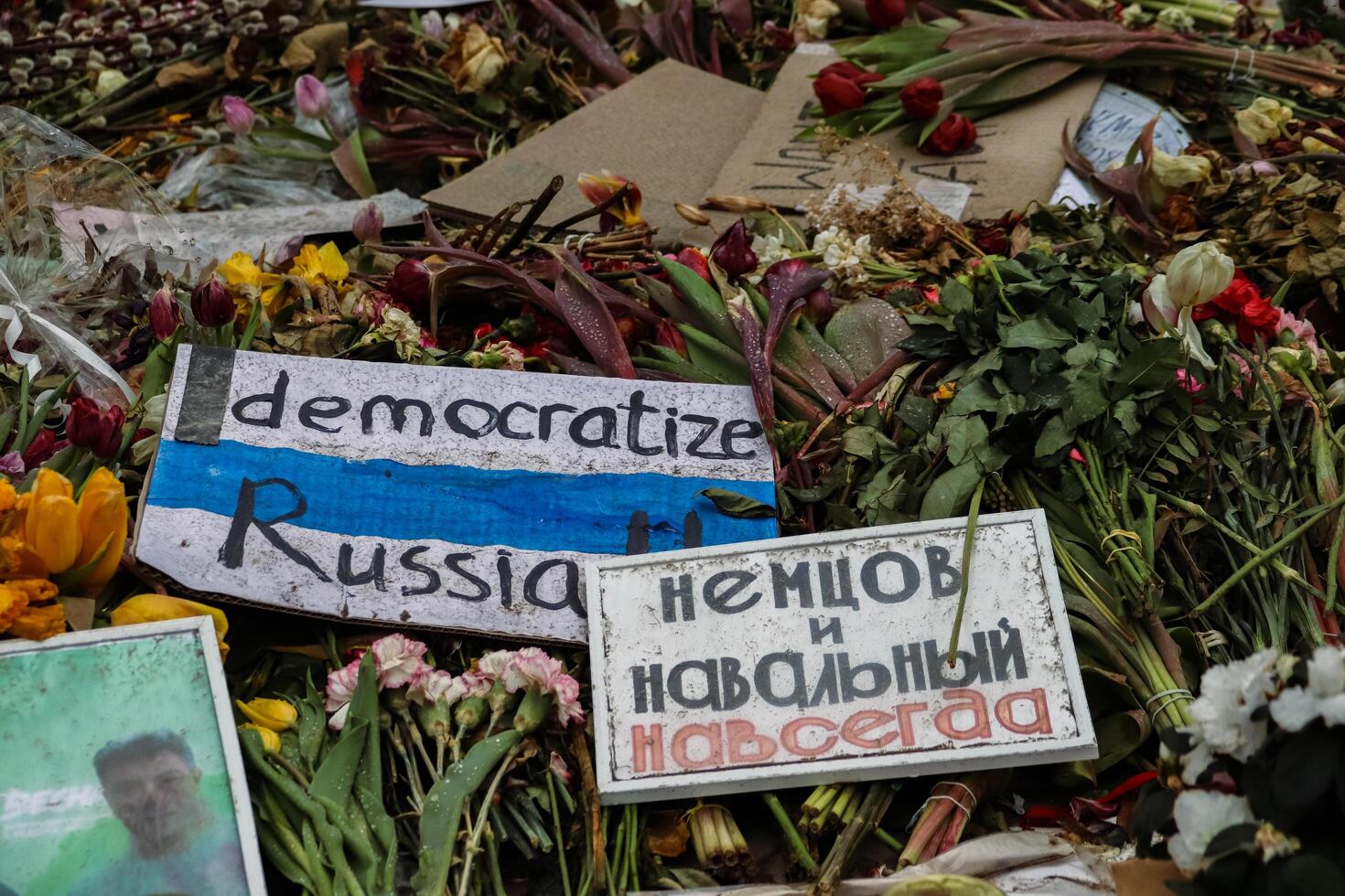 Berlim, Alemanha. marchar, 3º, 2024. memorial com flores e sinais com a texto democratizar Rússia e nemtsov e navalny para sempre dentro frente do russo embaixada dentro honra do político alexei navalny. foto