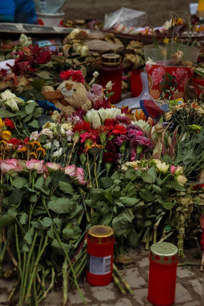 Berlim, Alemanha. marchar, 3º, 2024. navalny espontâneo memorial com grande quantidade do flores, velas e Urso de pelúcia Urso dentro frente do embaixada do russo federação dentro honra do russo político alexei navalny foto