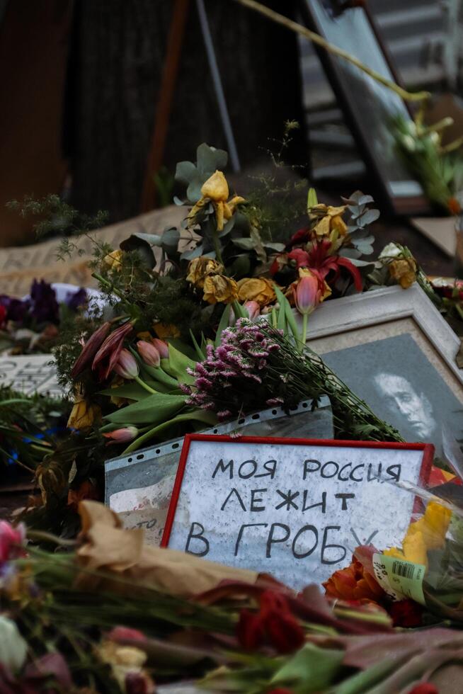 Berlim, Alemanha. marchar, 3º, 2024. navalny espontâneo memorial com grande quantidade do flores, velas, fotos dentro frente do embaixada do russo federação depois de a morte do russo político alexei navalny.