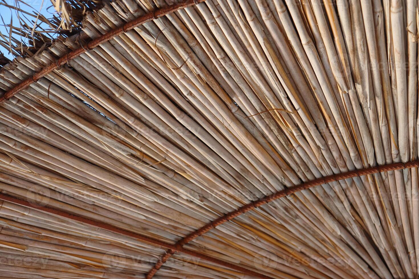 Albânia. dura. fechar-se do a Palha de praia Sol guarda-chuva em a adriático de praia. rattan feito à mão guarda-chuva para Sol proteção. Palha textura. seletivo foco. foto