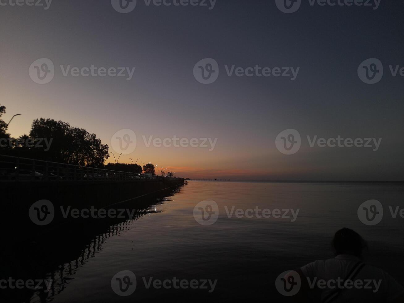 verão pôr do sol sobre a lago foto