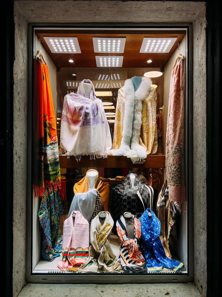 budva, Montenegro - 25 dezembro 2022. fazer compras janela com colorida mulheres lenços, xales e capas foto