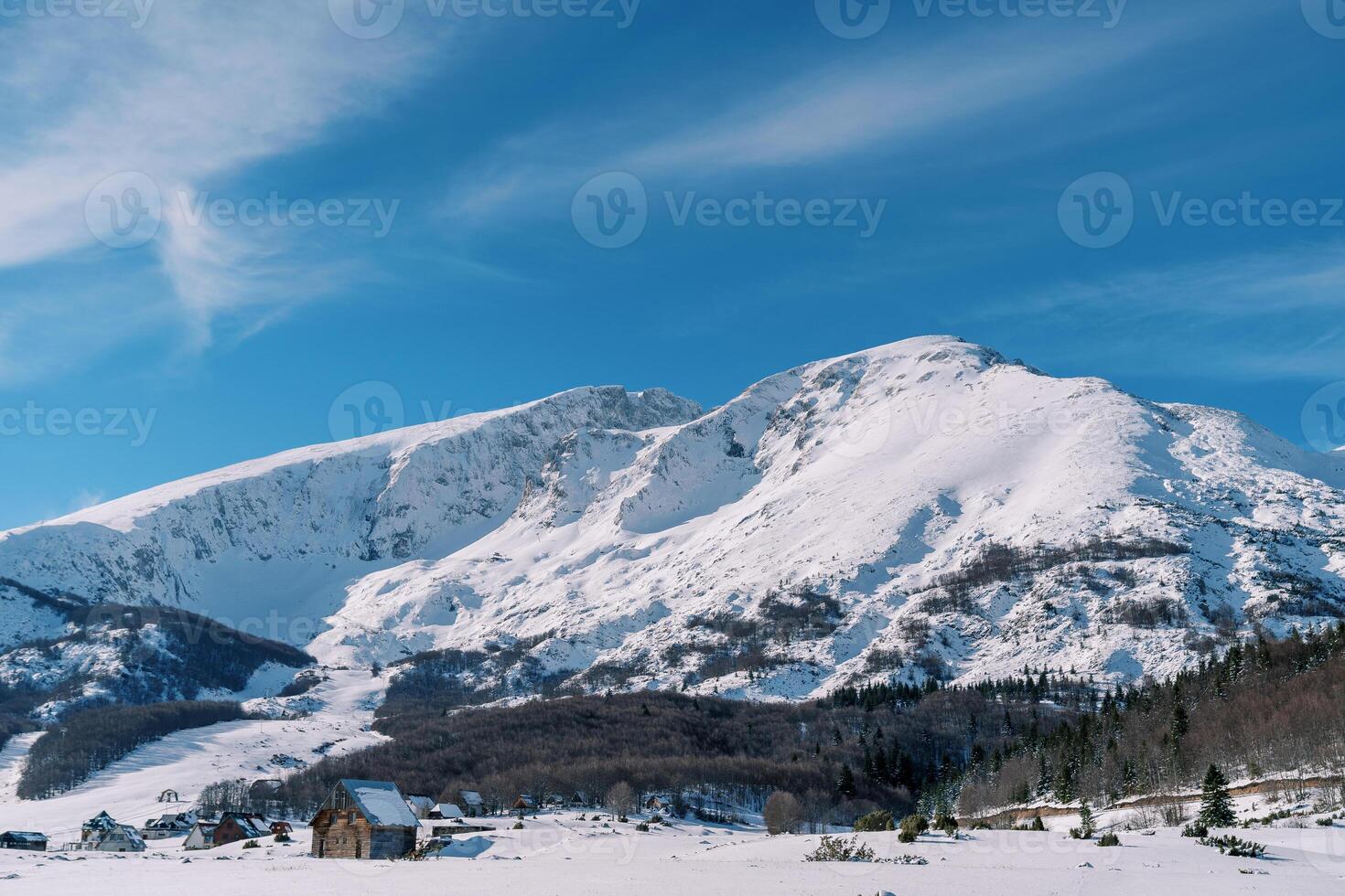 pequeno Vila às a pé do a coberto de neve montanhas foto