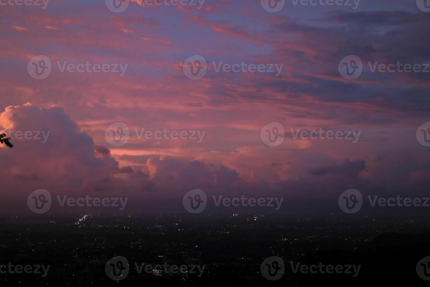 a céu estava Aproximando crepúsculo foto