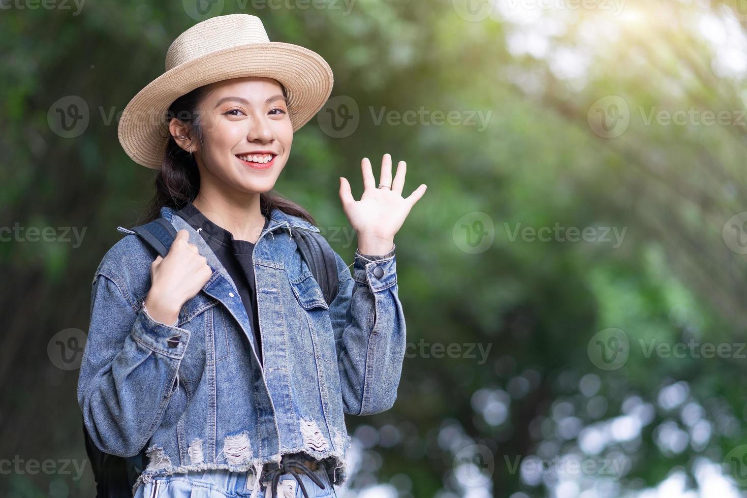 jovem mulher asiática explora a floresta no feriado foto