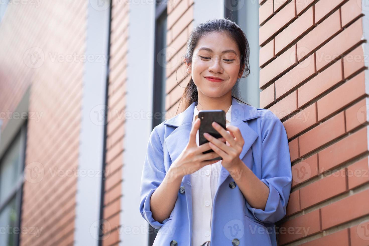 jovem mulher asiática trabalhando fora foto