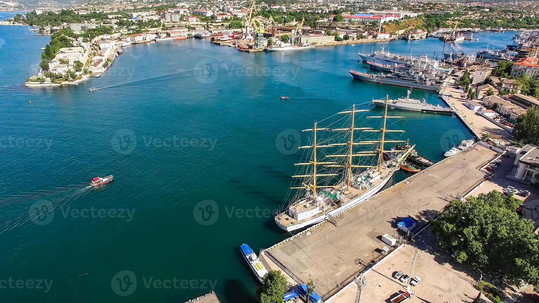 revisão aérea da paisagem urbana de Sebastopol. foto