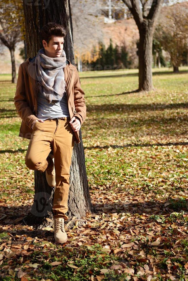 atraente jovem bonito, modelo da moda em um parque foto