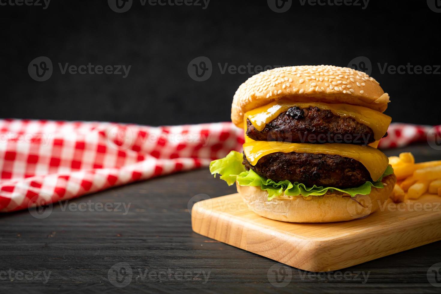 hambúrguer ou hambúrguer de carne com queijo e batatas fritas foto