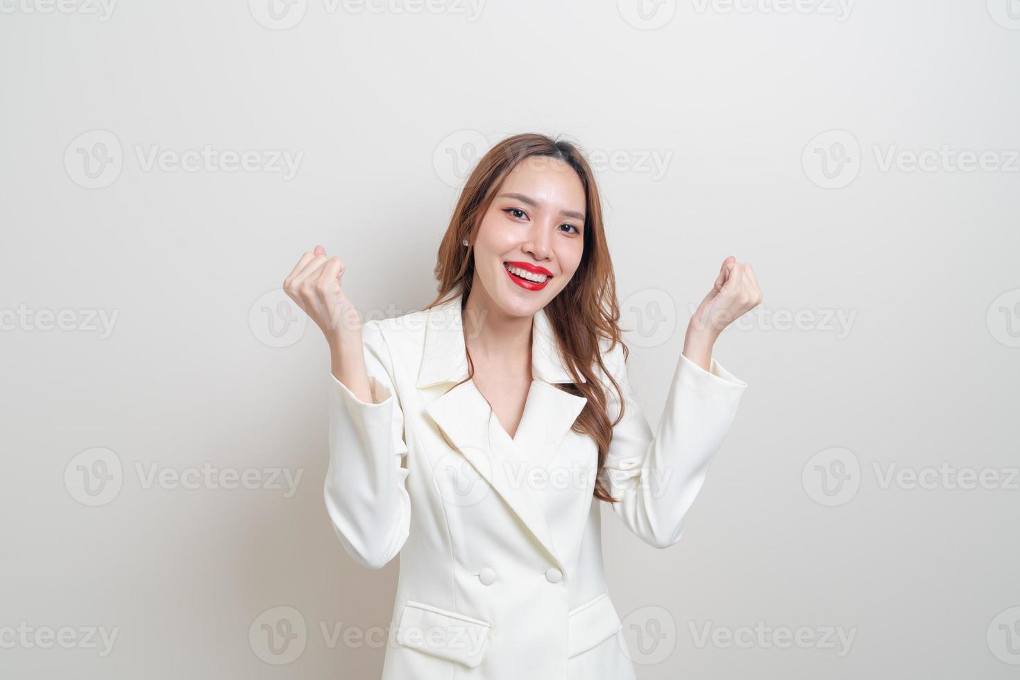 retrato linda mulher de negócios com emoção de sucesso foto