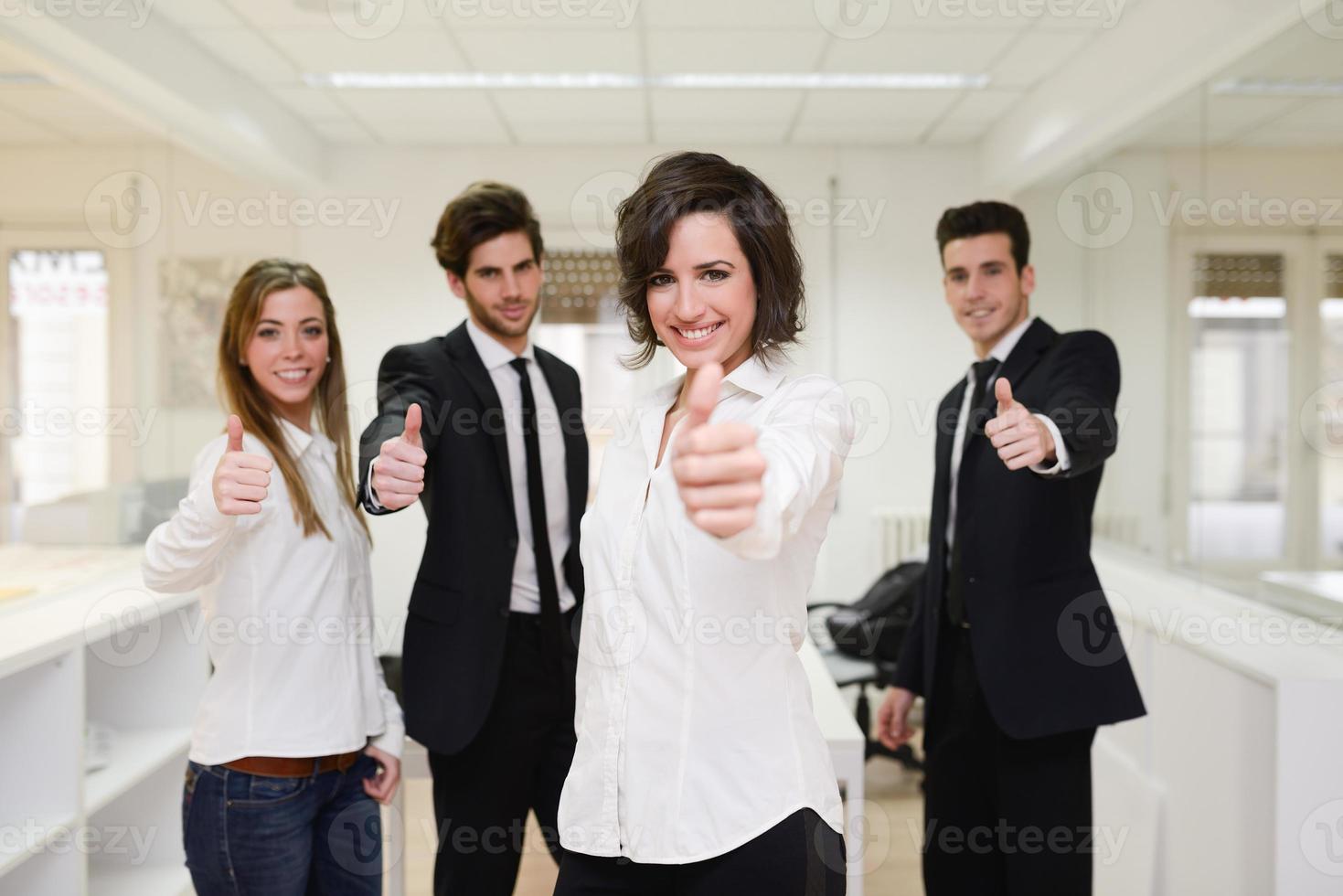 grupo de negócios alegre desistindo polegares foto