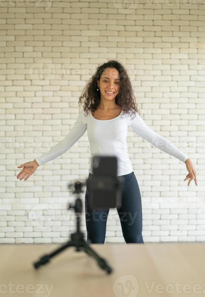 mulher latina criou seu vídeo de dança pela câmera do smartphone. para compartilhar vídeo para aplicativo de mídia social. foto