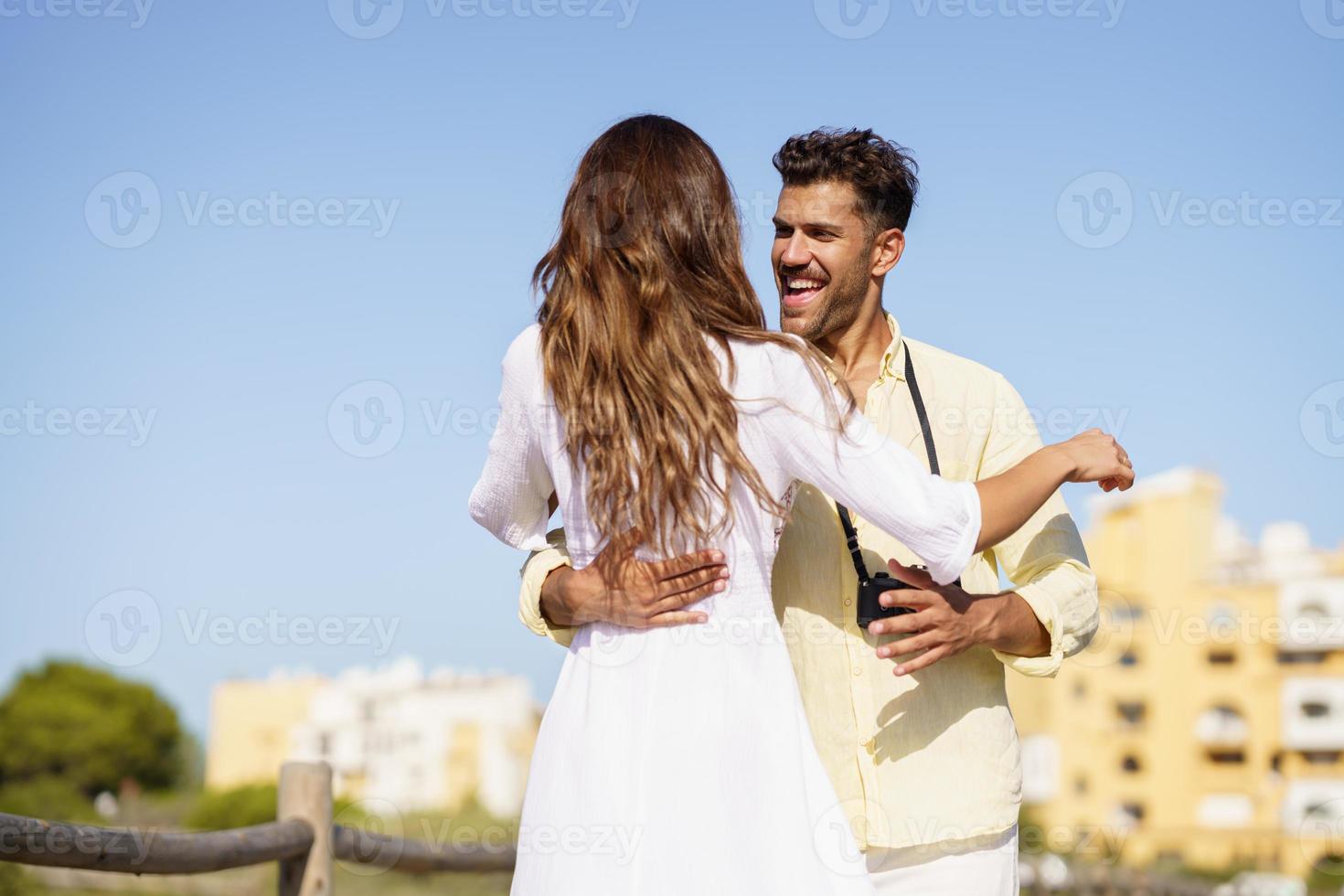 casal amoroso feliz se abraçando ao ar livre foto