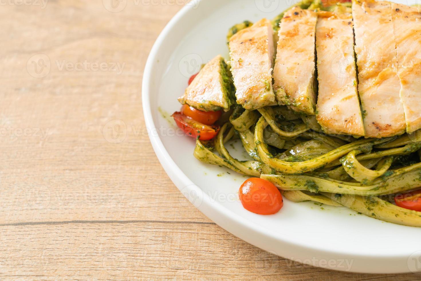 macarrão fettuccine espaguete ao molho pesto com frango grelhado foto