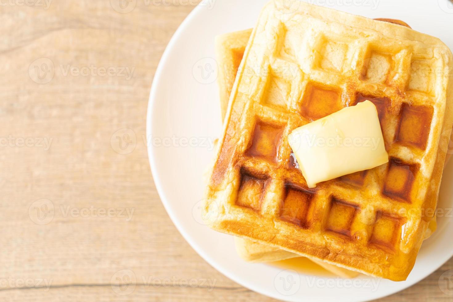 pilha de waffles com manteiga e mel foto