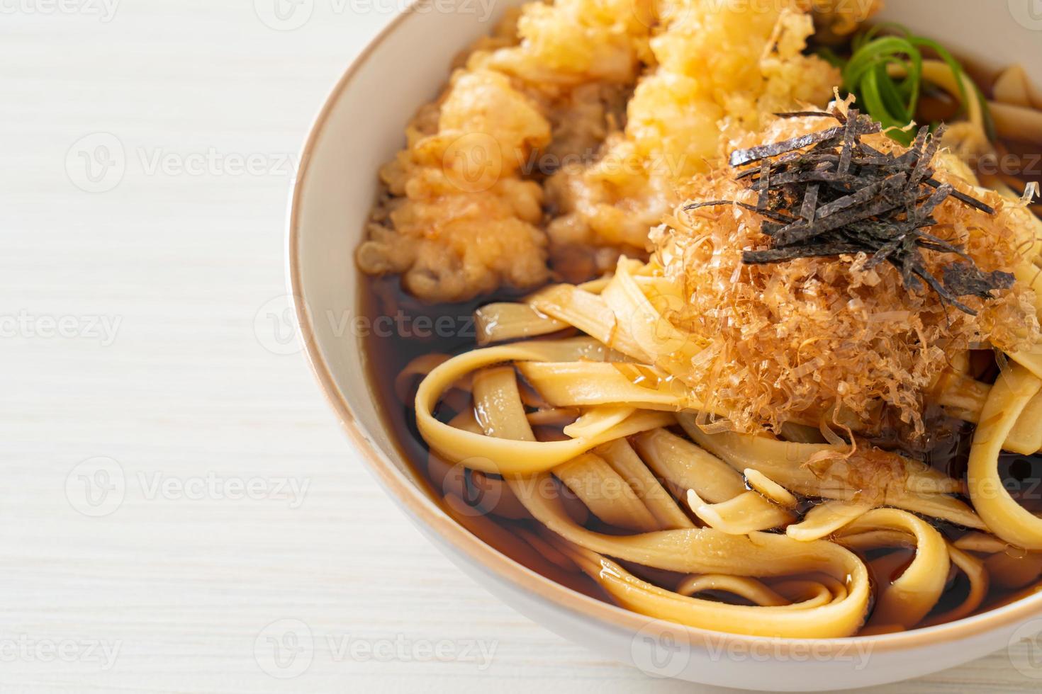 macarrão ramen japonês com tempura de camarão foto
