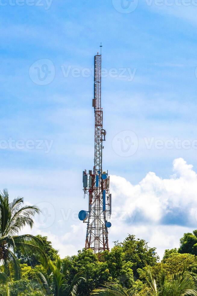 Radiação de torre 5g branca vermelha em puerto escondido méxico. foto