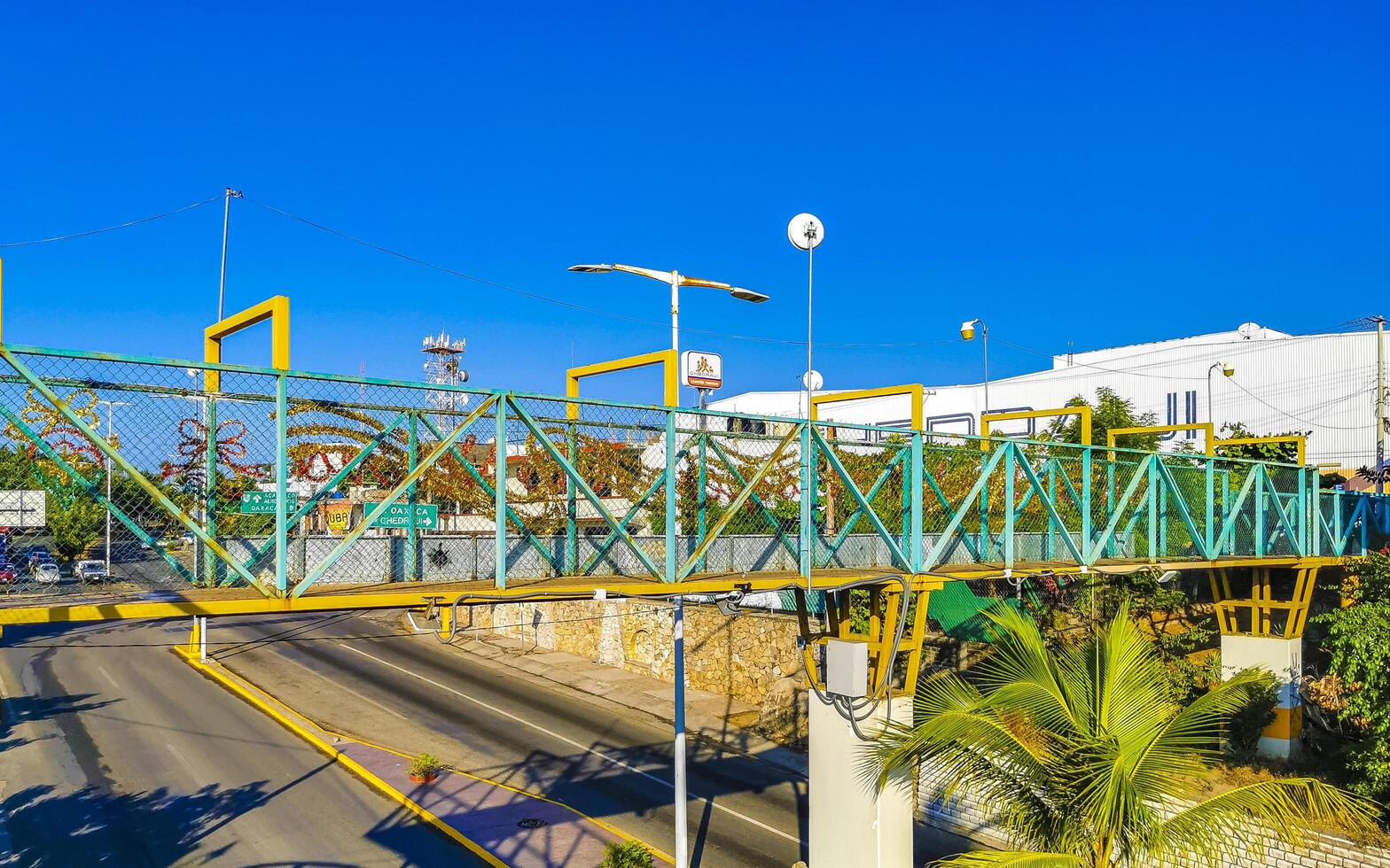 porto escondido Oaxaca México 2023 pedestre ponte ultrapassar passerelle passarela passagem aérea dentro porto escondido México. foto