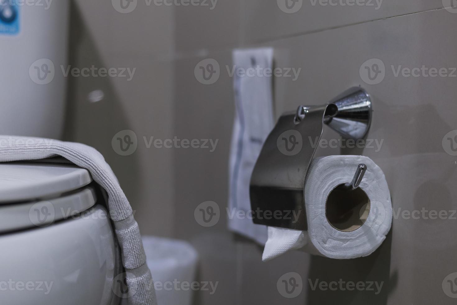 papel higiênico limpo no banheiro. sendo dobrado e sendo usado pelos hóspedes do hotel foto