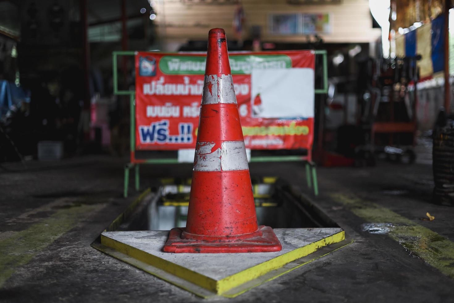 cones de trânsito para prevenir acidentes em trabalhos de reparo para troca de óleo foto