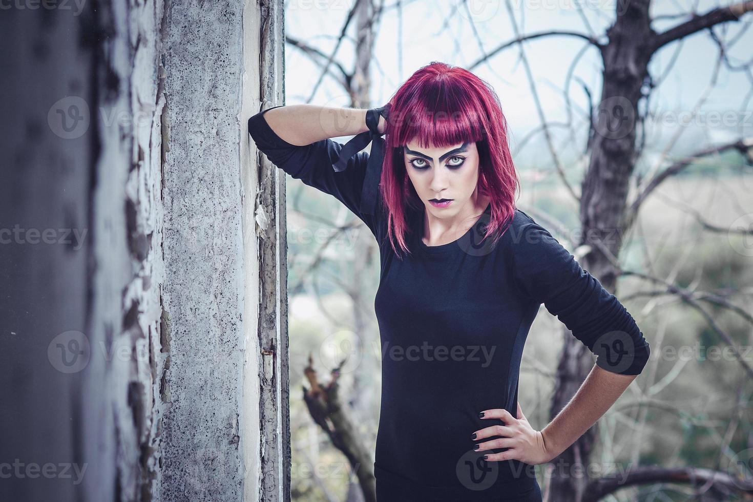 modelo de menina de preto com cabelo rosa foto