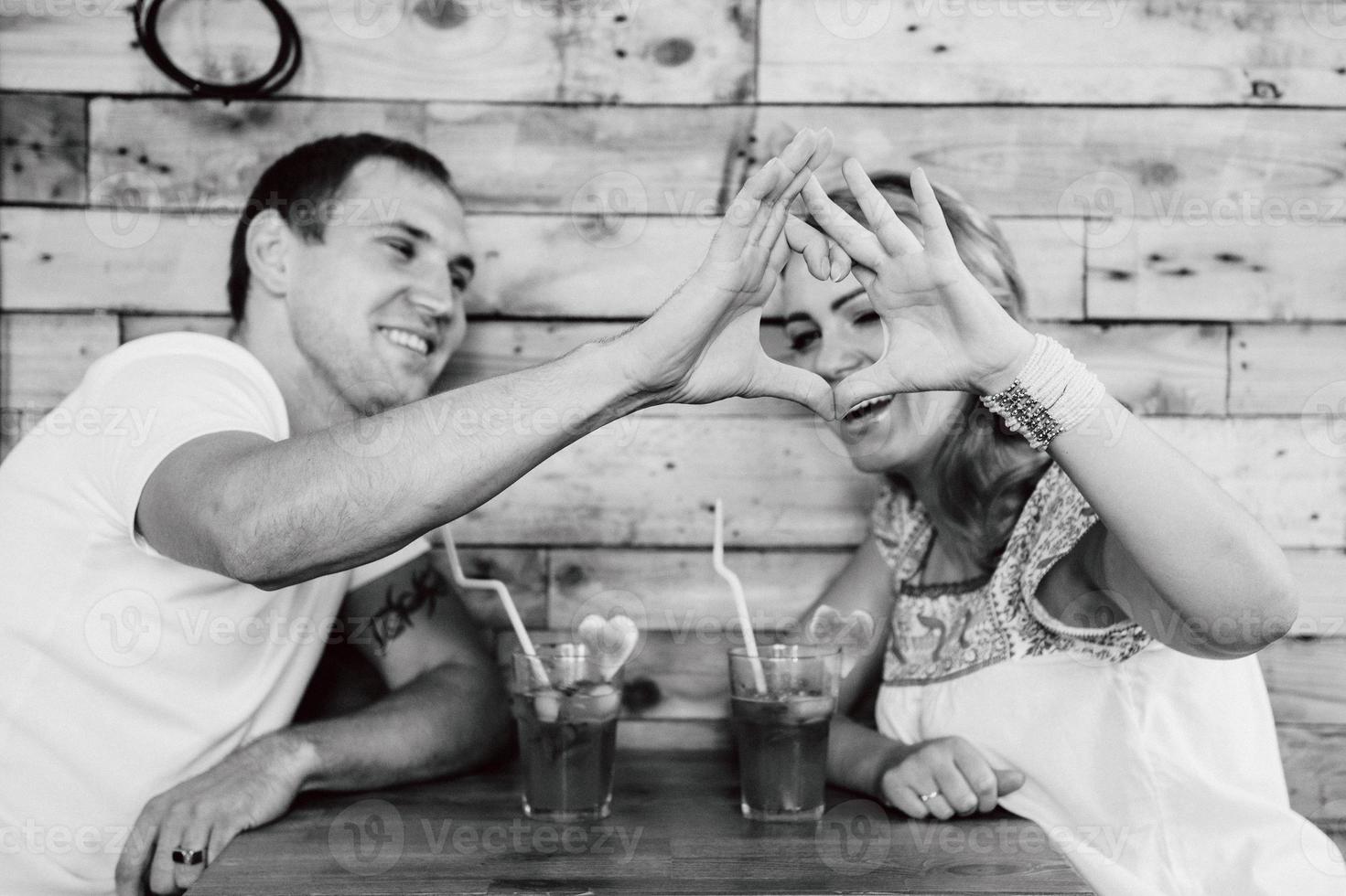 rapaz e uma garota se encontrando em um café da cidade foto