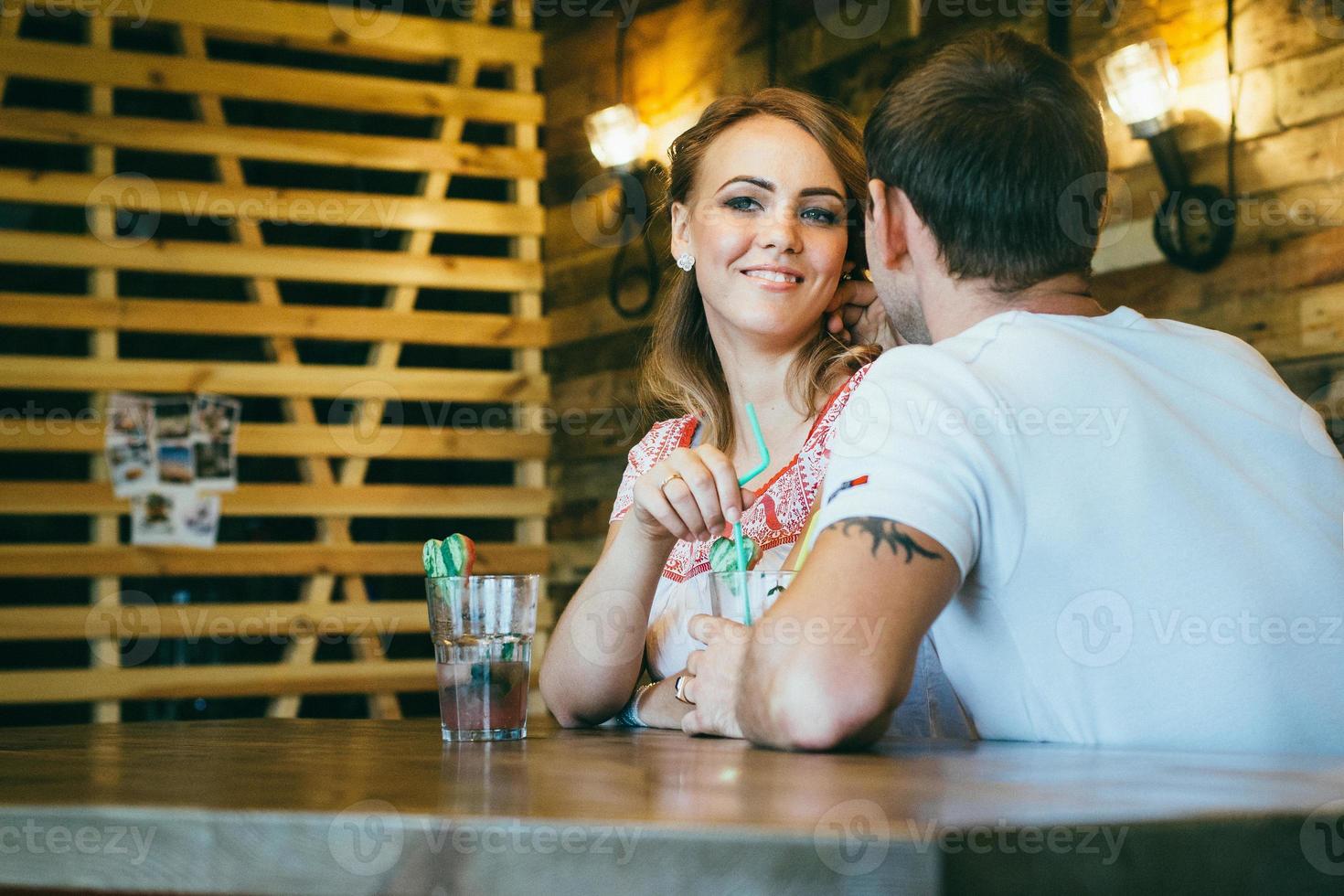 rapaz e uma garota se encontrando em um café da cidade foto