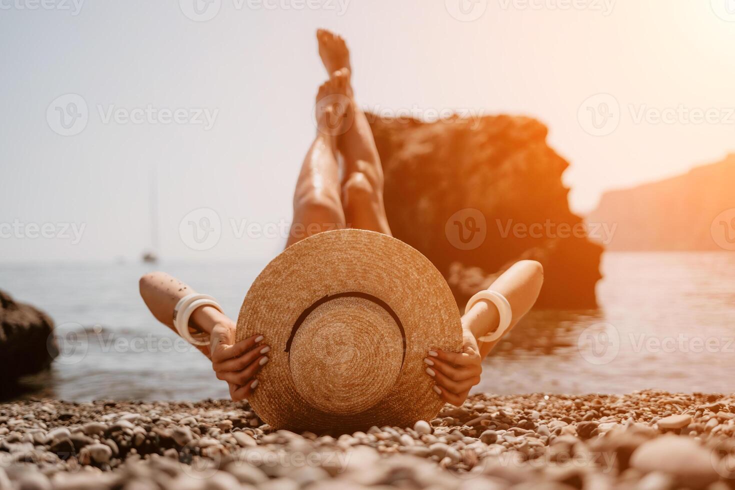 mulher viagem mar. feliz turista dentro chapéu apreciar levando cenário ao ar livre para recordações. mulher viajante posando em a de praia às mar cercado de vulcânico montanhas, partilha viagem aventura viagem foto