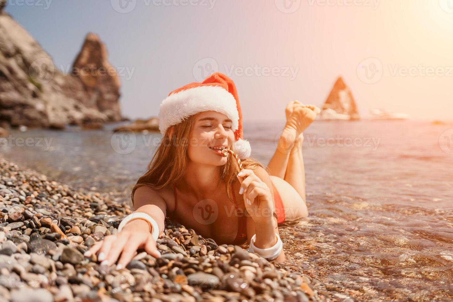 mulher viagem mar. feliz turista apreciar levando cenário em a de praia para recordações. mulher viajante dentro santa chapéu parece às Câmera em a mar baía, partilha viagem aventura viagem foto