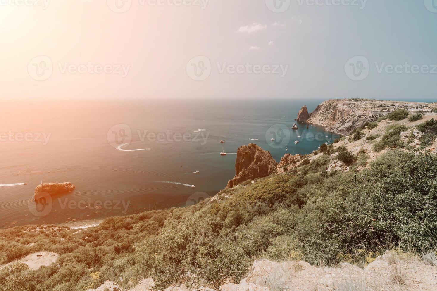 mar lagoa. panorâmico Visão em calma azul mar e vulcânico rochoso foto