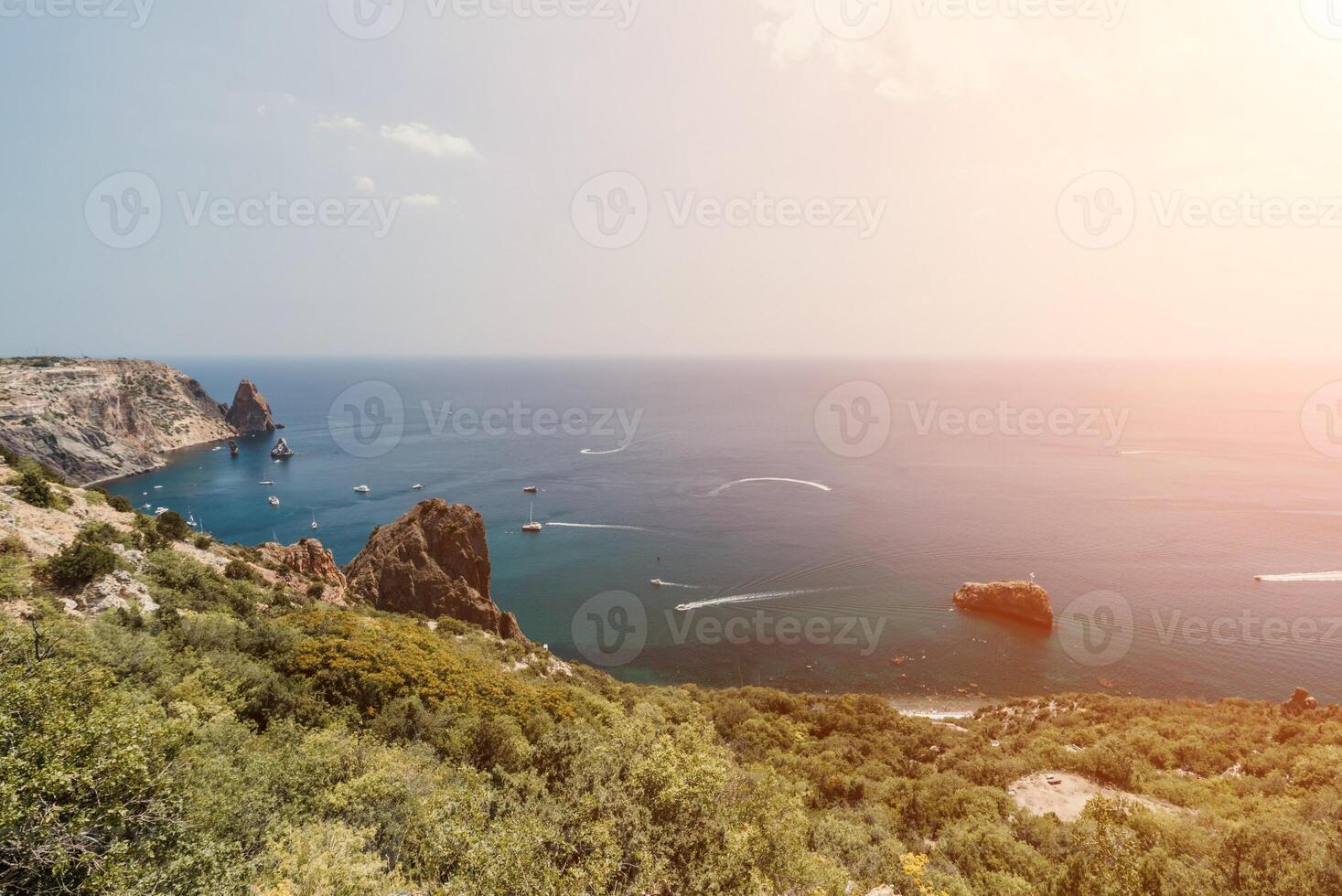 mar lagoa. panorâmico Visão em calma azul mar e vulcânico rochoso foto