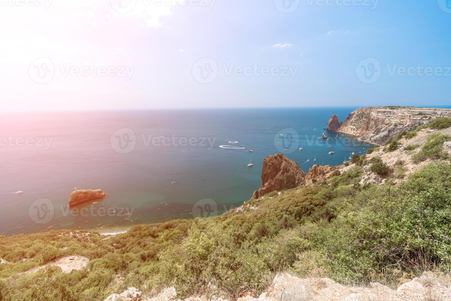 mar lagoa. panorâmico Visão em calma azul mar e vulcânico rochoso foto