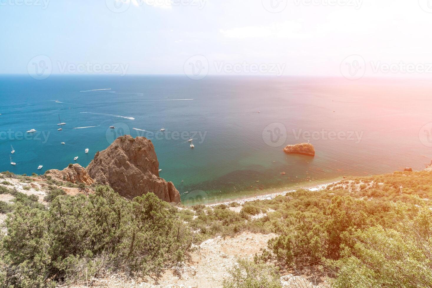 mar lagoa. panorâmico Visão em calma azul mar e vulcânico rochoso foto