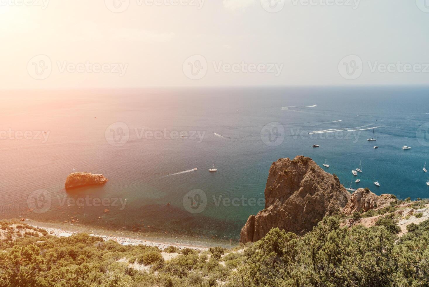 mar lagoa. panorâmico Visão em calma azul mar e vulcânico rochoso foto