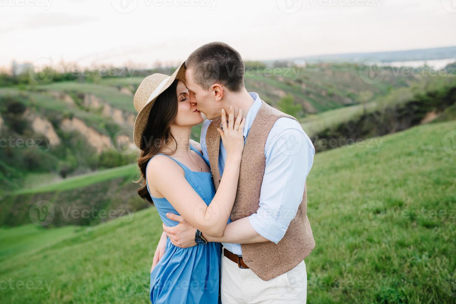 jovem casal, um garoto e uma garota estão caminhando nas colinas da montanha foto