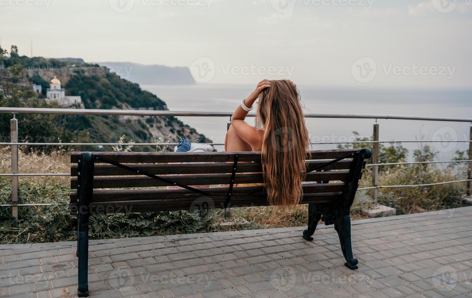 mulher viagem mar. feliz turista apreciar levando cenário ao ar livre para recordações. mulher viajante parece às a Beira do a penhasco em a mar baía do montanhas, partilha viagem aventura viagem foto