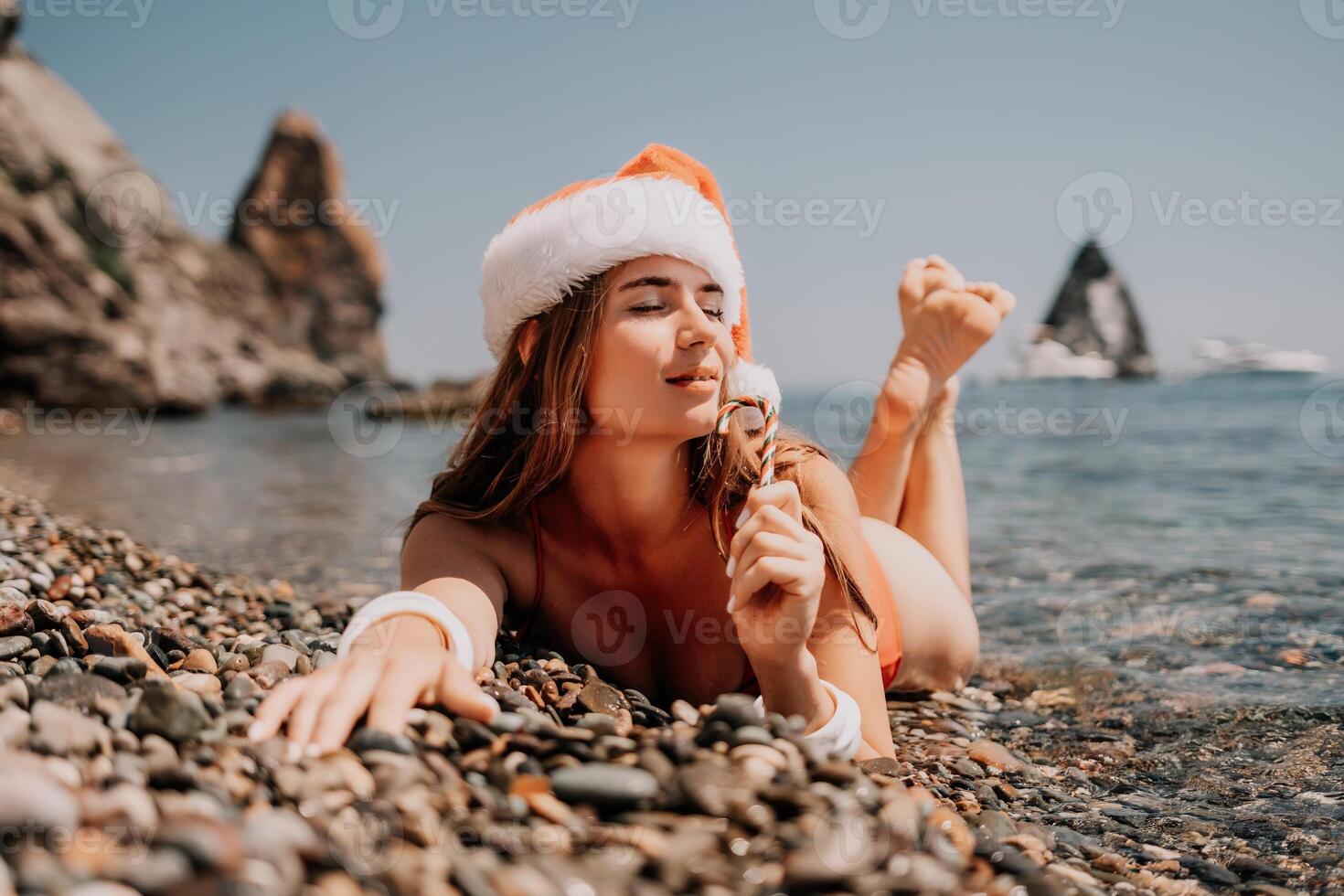 mulher viagem mar. feliz turista apreciar levando cenário em a de praia para recordações. mulher viajante dentro santa chapéu parece às Câmera em a mar baía, partilha viagem aventura viagem foto