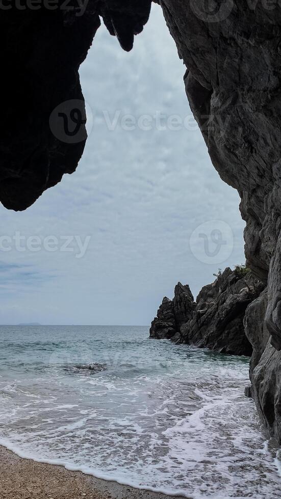 caverna emoldurado tranquilo rochoso de praia Visão foto