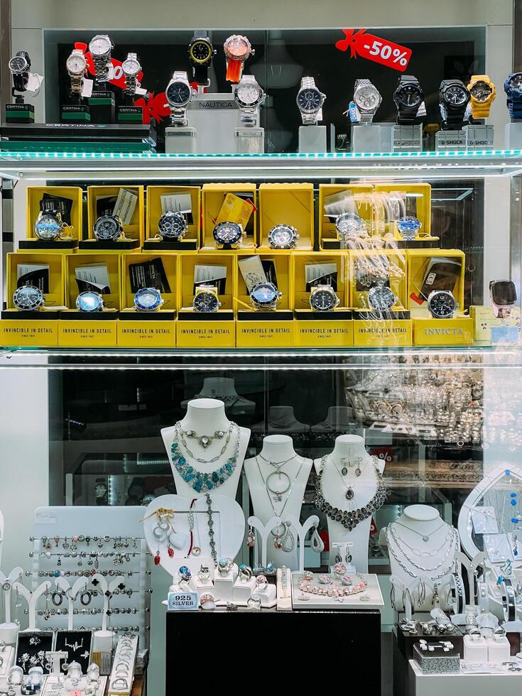 budva, Montenegro - 25 dezembro 2022. joalheria loja mostruário com mulheres joalheria e relógios foto
