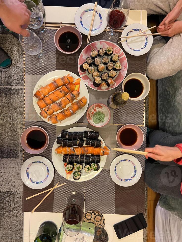 Sushi conjuntos ficar de pé em tapetes em uma servido mesa foto