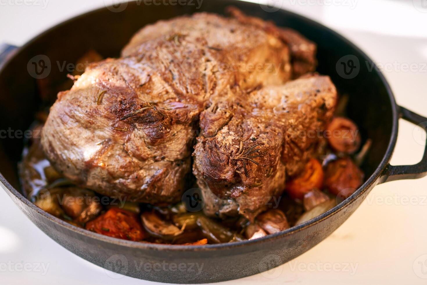 fritar panela com suculento assado carne e cozido legumes em a mesa foto