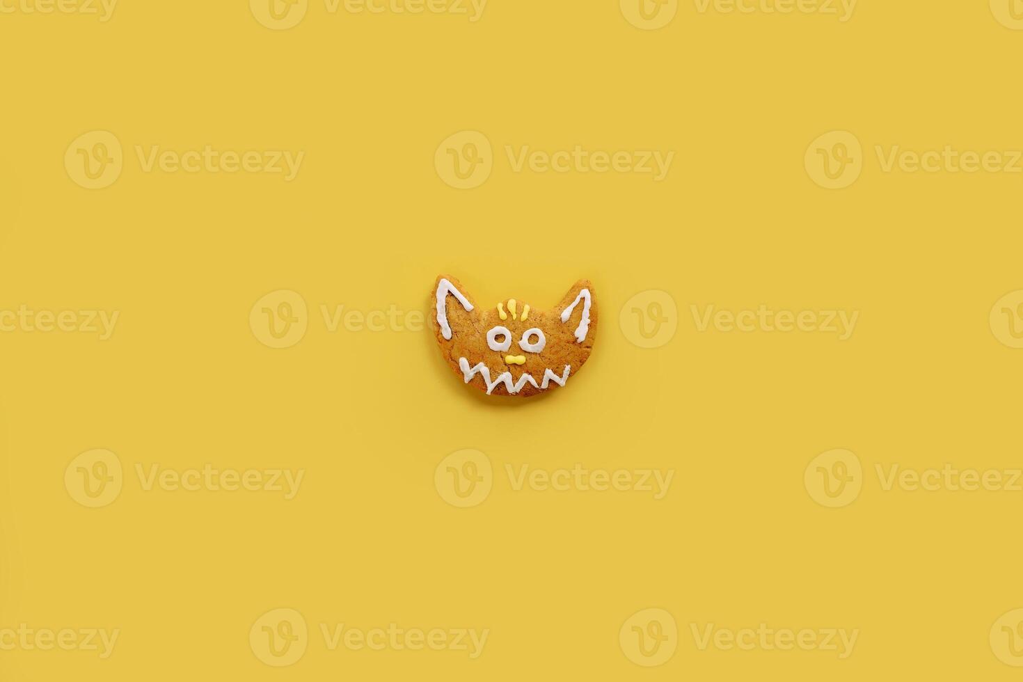 engraçado envidraçado Pão de gengibre gato mentiras em uma amarelo fundo foto