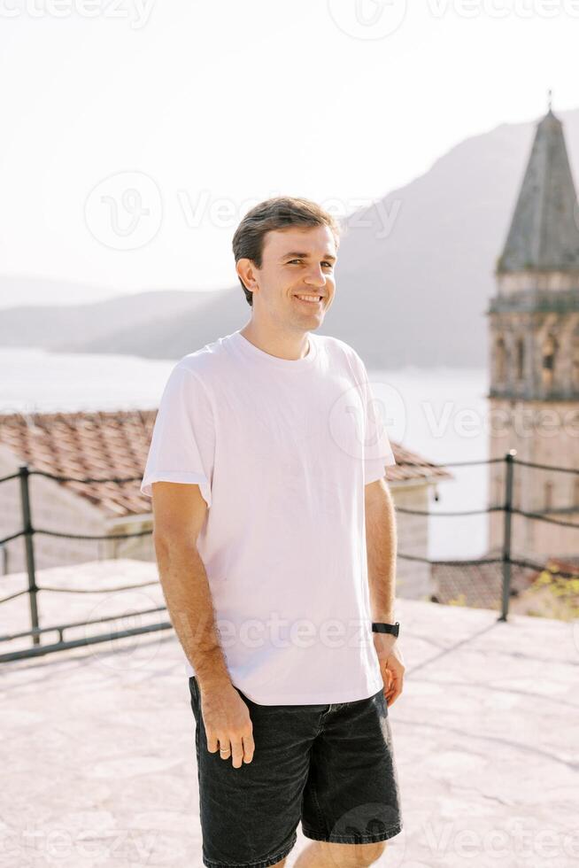 sorridente cara carrinhos em a observação área coberta perto a Igreja do st. nicholas. perast. Montenegro foto