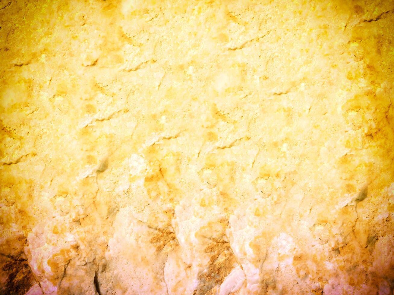 textura do amarelo pedra dentro a jardim foto