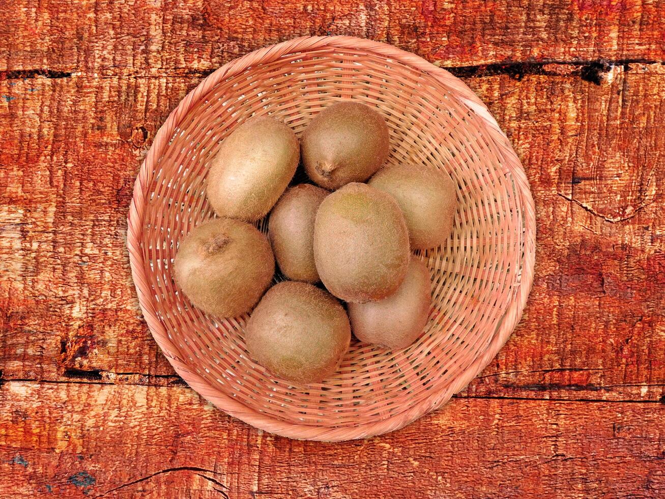 kiwi em fundo de madeira foto