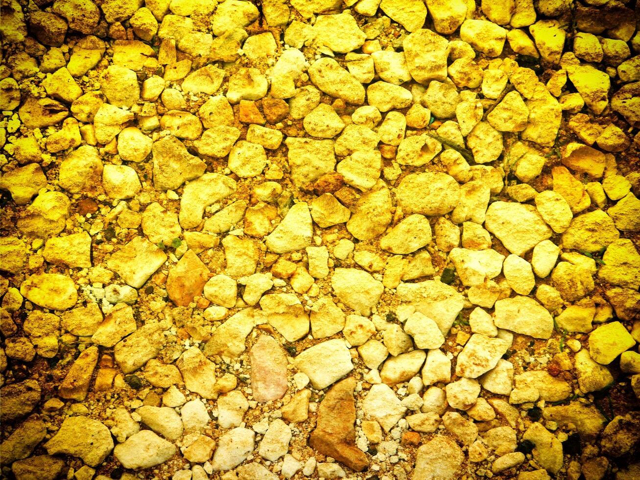 textura do amarelo pedra dentro a jardim foto