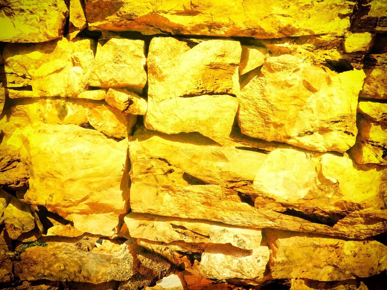 textura do amarelo pedra dentro a jardim foto