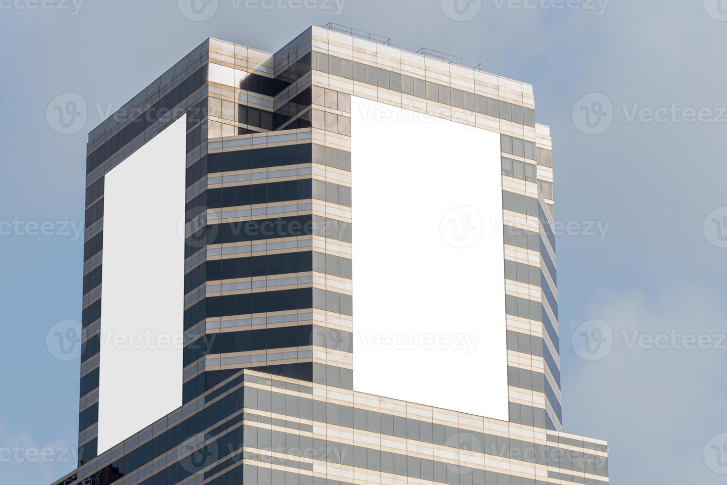 zombar acima dois branco vertical conduziu exibição Painel publicitário em torre construção com azul céu fundo .recorte caminho para brincar foto