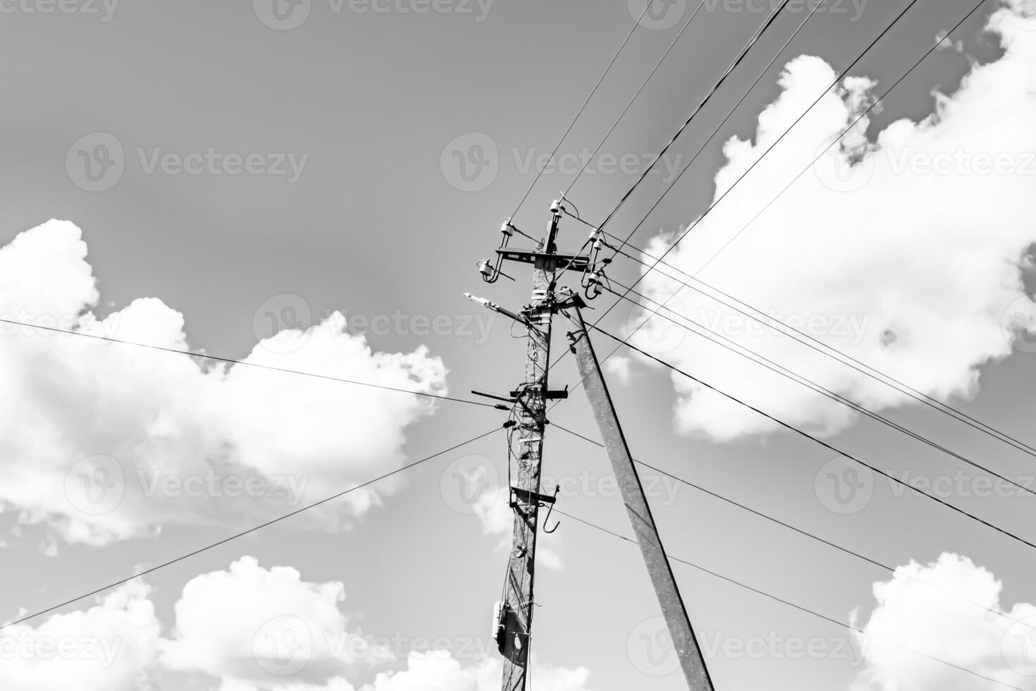 poder elétrico pólo com linha fio em luz fundo fechar acima foto