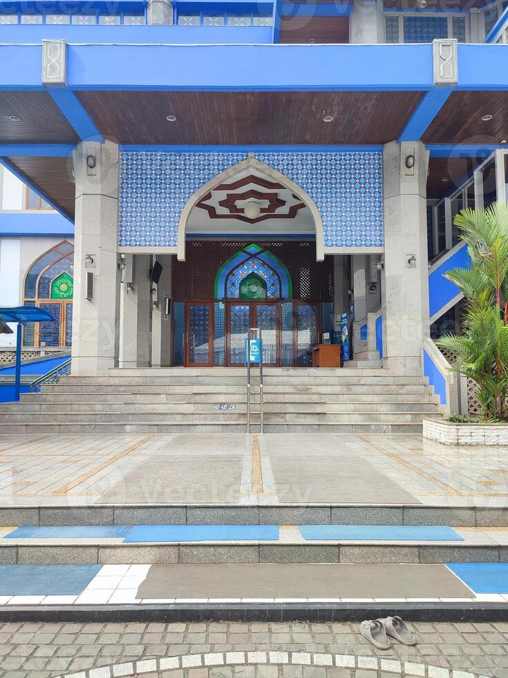 a construção e Entrada para a mesquita estão colori azul foto